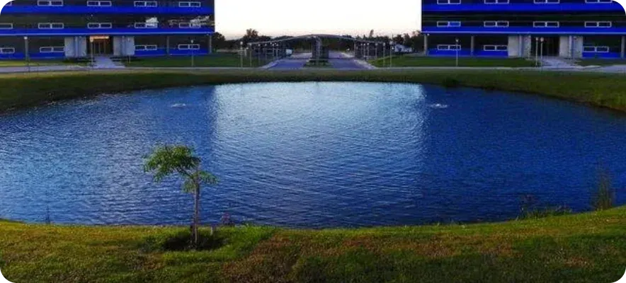 Laguna terminada frente a un edificio corporativo