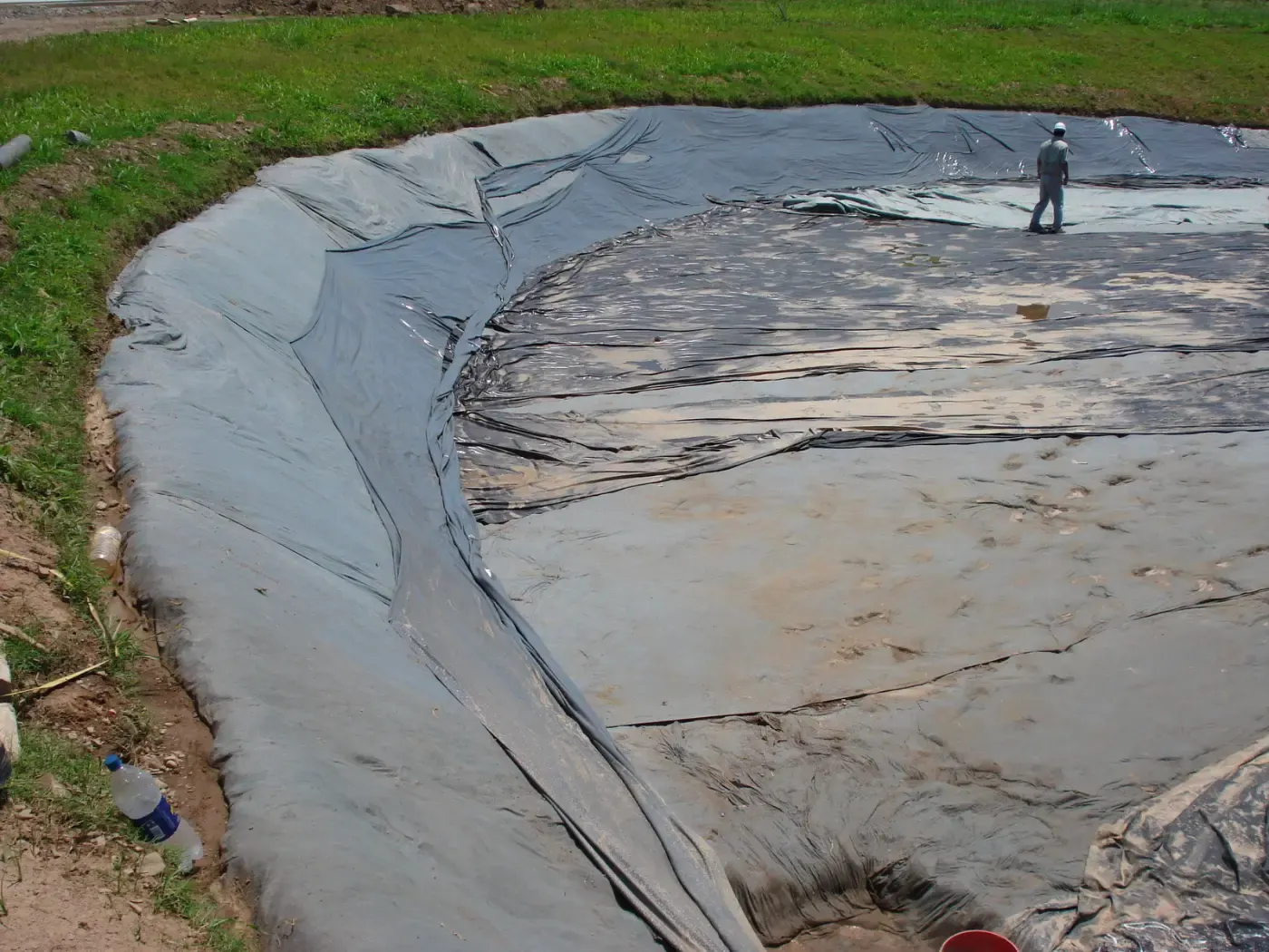 Laguna en obra con la geomembrana de impermeabilización colocada